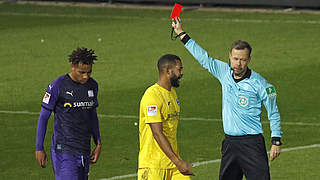 Sieht von Schiedsrichter Markus Schmidt die Rote Karte: Etienne Amenyido (l.) © imago images/Joachim Sielski
