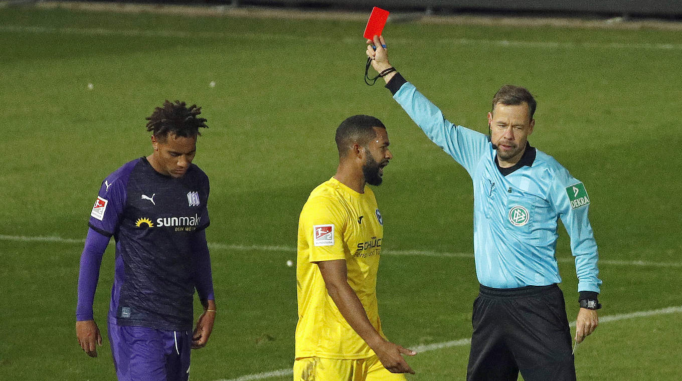 Sieht von Schiedsrichter Markus Schmidt die Rote Karte: Etienne Amenyido (l.) © imago images/Joachim Sielski