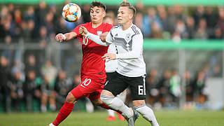 Zweikampf in Norderstedt: Lino Tempelmann (r.) im Laufduell © Getty Images