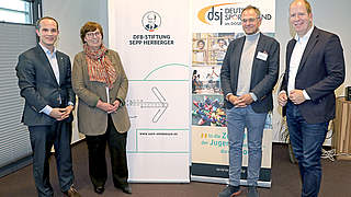 Besuch: Ministerin Dr. Sütterlin-Waack (2.v.l.) mit Wrzesinski, Döring und Holze (v.l.) © Carsten Kobow/Sepp-Herberger-Stiftung