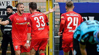 Bejubelt seinen Treffer zum 2:0: Halles Pascal Sohm (l.) © imago images/foto2press