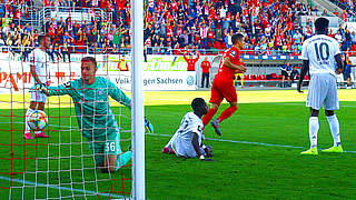 Ball im Bayern-Kasten: Zwickau gewinnt gegen München © imago images/Kruczynski