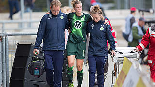 Beim Spiel in Frankfurt verletzt vom Platz: Nationalspielerin Alexandra Popp (M.) © imago images/Kessler-Sportfotografie