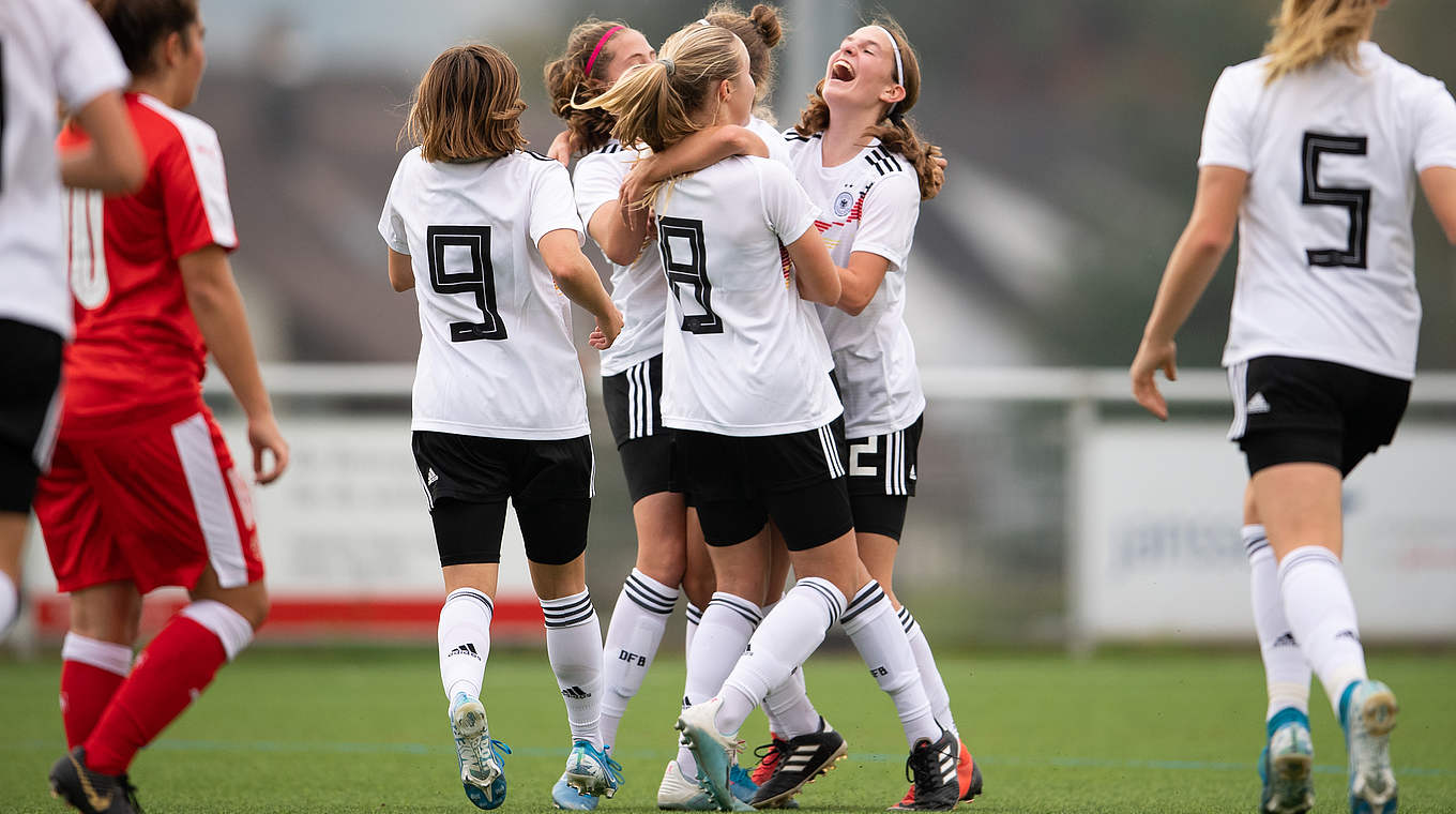 Jubel bei den U 15-Juniorinnen: Die DFB-Auswahl gewinnt den ersten Vergleich klar 5:0 © 2019 Getty Images