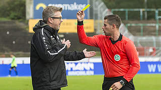 Sieht am Wochenende die Gelbe Karte: Münsters Trainer Sven Hübscher (l.) © imago images/Kirchner-Media