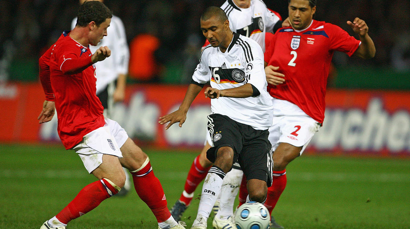 Einziger Einsatz für die Nationalmannschaft: Compper (3.v.r.) 2008 gegen England © 2008 Getty Images