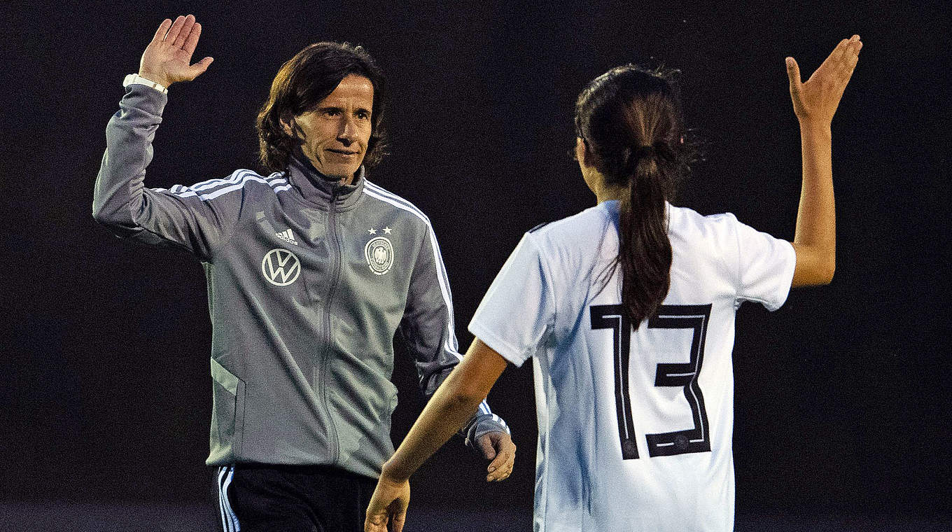 Trainerin Wiegmann (l.): "So konnten wir die Saison gemeinsam und offiziell beenden" © GettyImages