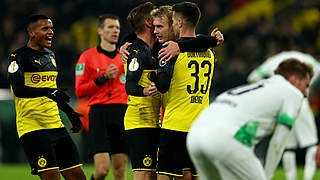 Der Matchwinner wird geherzt: Julian Brandt sorgt mit zwei Treffern für Dortmunds Sieg gegen Gladbach © 2019 Bongarts/Getty Images
