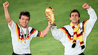 Weltmeister 1990: Pierre Littbarski mit Kapitän Lothar Matthäus und dem Pokal © Getty Images