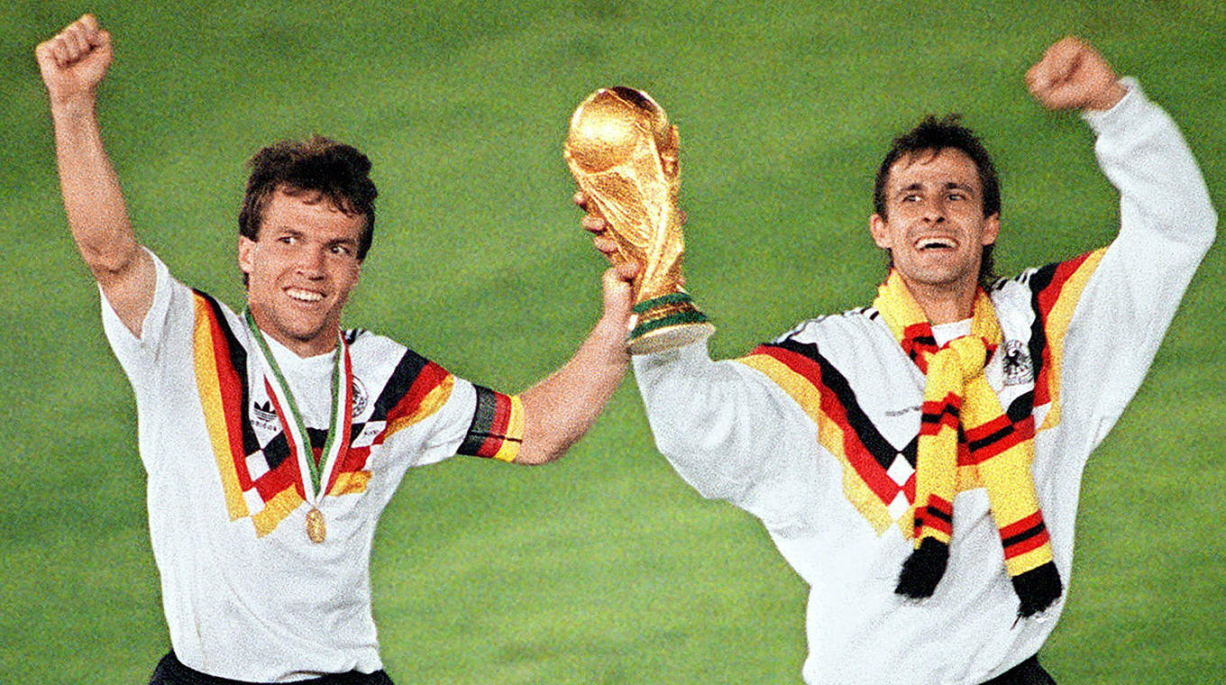 Weltmeister und DFB-Legenden: Lothar Matthäus (l.) und Pierre Littbarski 1990 in Rom © Getty Images