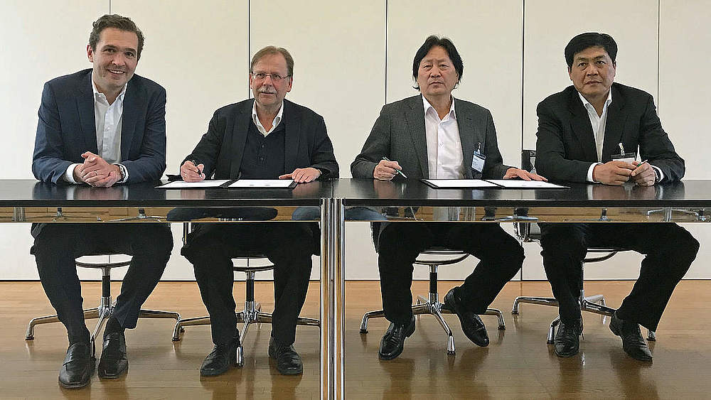 Unterzeichnen das MoU: Friedrich Curtius, Rainer Koch, Zhu Guanghu, Qin Guorong (v.l.) © DFB