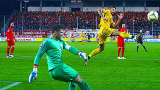 Sprung zum Ball: Großaspachs Brünker (3.v.l.) im Duell mit FSV-Keeper Brinkies (2.v.l.) © imago images/Kruczynski