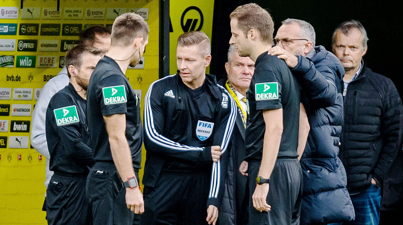 Musste seine Spielleitung verletzungsbedingt abgeben: Schiedsrichter Tobias Welz © imago images/Kirchner-Media