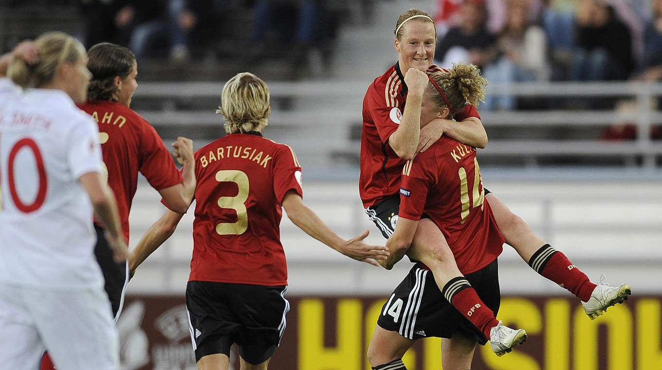 Halbes Dutzend im EM-Finale 2009: Behringer (o.) und Co. besiegen England 6:2 © 2009 AFP