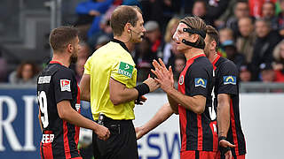 Von Schiedsrichter René Rohde (2.v.l.) des Feldes verwiesen: Stefan Aigner (r.) © imago images/Jan Huebner