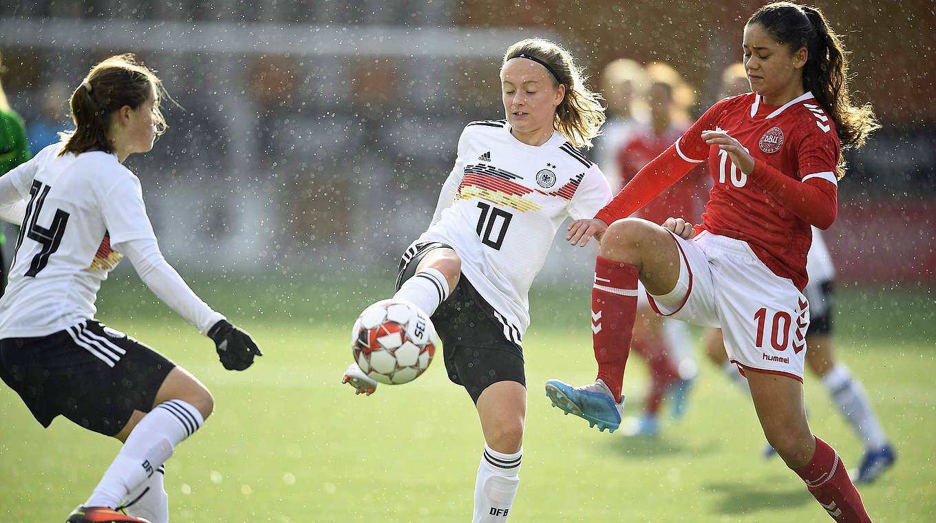 Kampfspiel im Sprühregen: Sofie Zdebel (M.) und die U 16 spielen 1:1 © Getty Images