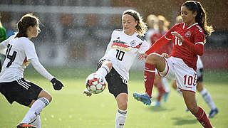 Kampfspiel im Sprühregen: Sofie Zdebel (M.) und die U 16 spielen 1:1 © Getty Images