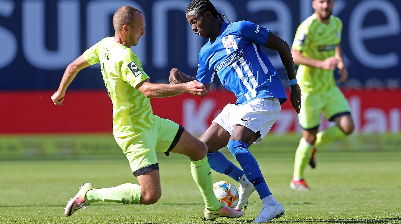 "Man spürt, dass der Verein wieder in die 2. Bundesliga möchte": Opoku (M.) mit Hansa © Getty Images