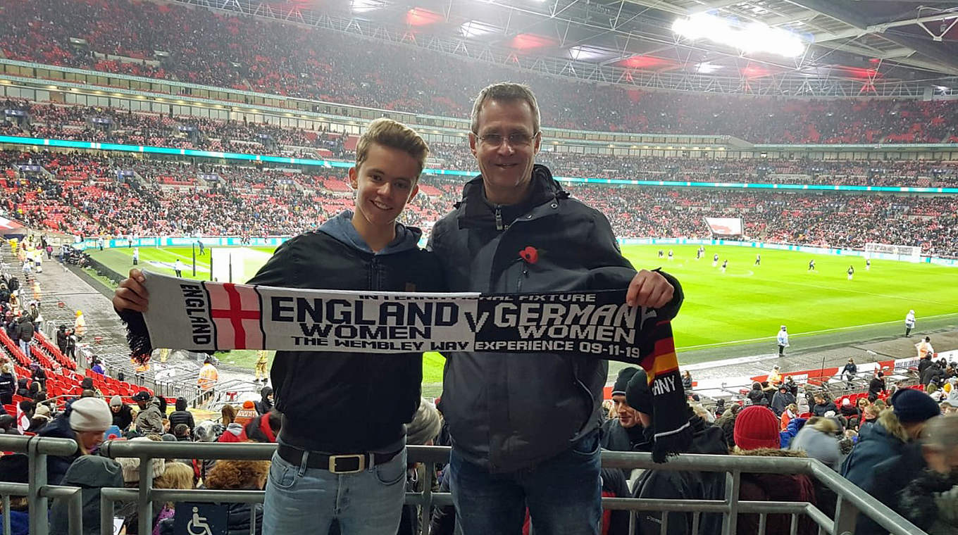 Lukas Graf (l.) mit seinem Vater in Wembley: "Bei den Hymnen hatte ich Gänsehaut" © Privat