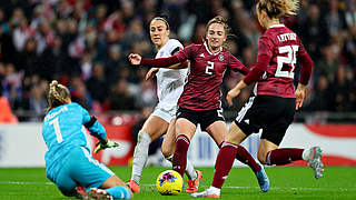 Erstes A-Länderspiel, erster Erfolg, erster Votingsieg: Kleinherne (2.v.r.) gegen England © GettyImages