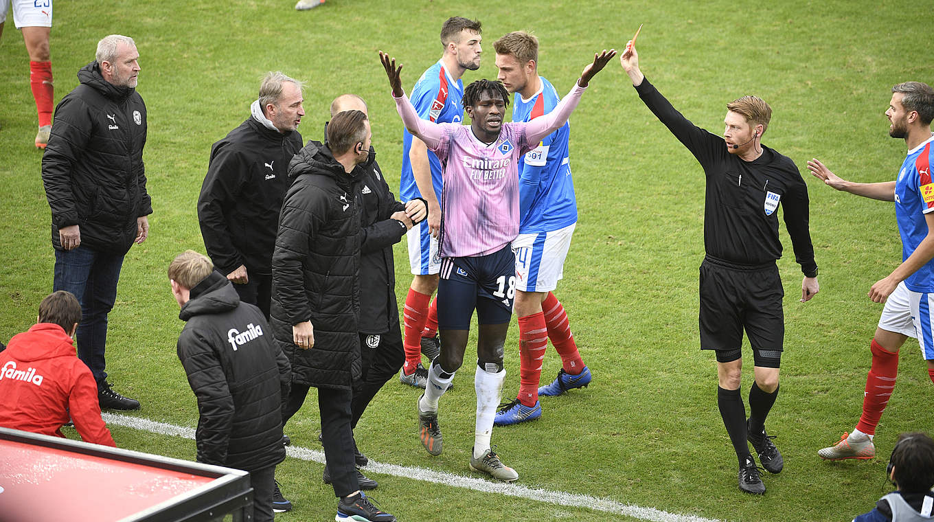 Muss zweimal aussetzen: Bakery Jatta (M.) vom Hamburger SV © imago images/Holsteinoffice