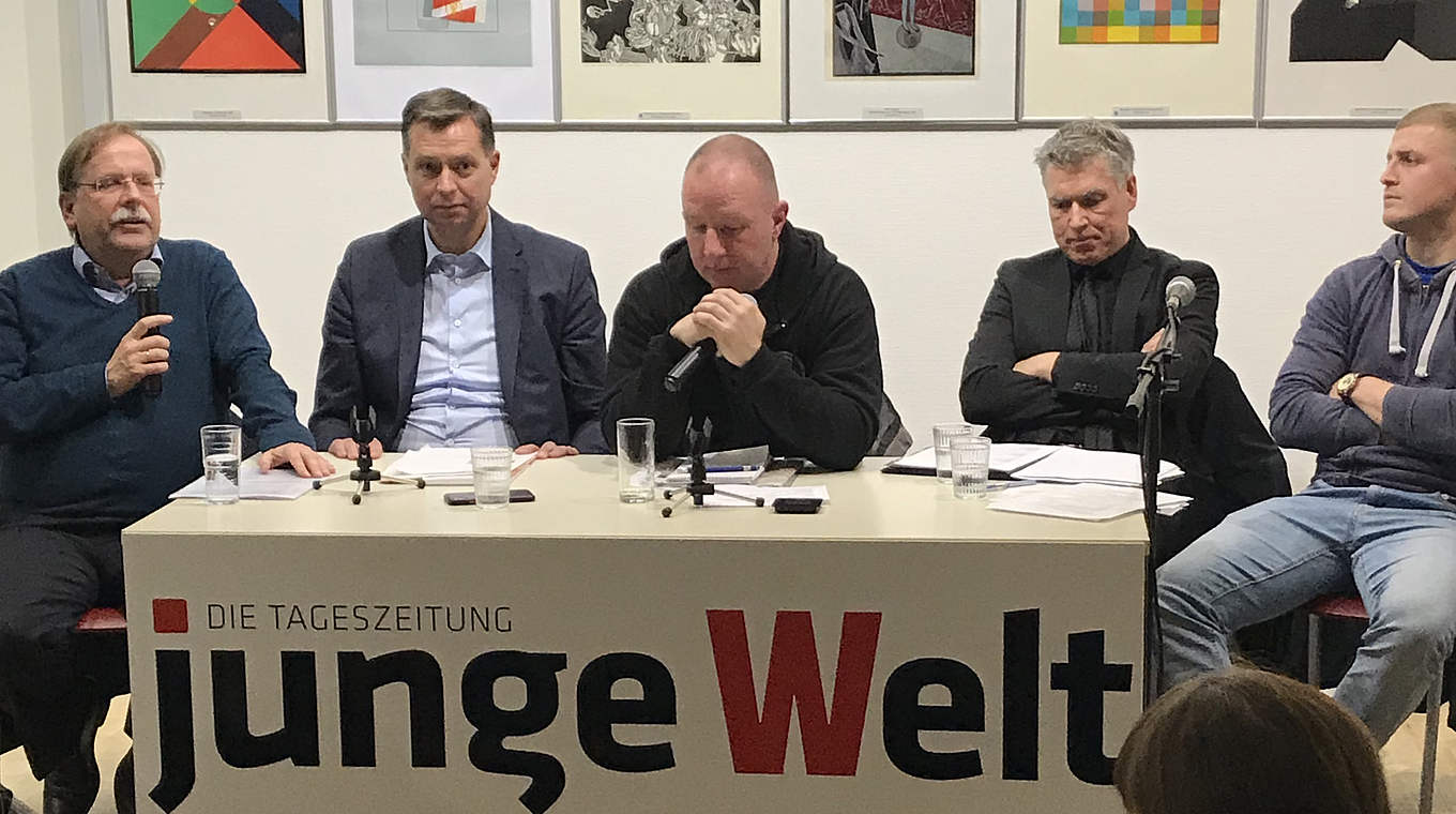 Intensive Debatten: DFB-Vize Rainer Koch (l.) neben Staatssekretär Mayer (2.v.l.) © DFB