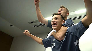 Auch jubeln will gelernt sein: die deutschen U 21-Nationalspieler haben sichtlich Spaß beim Foto-Shooting © DFB