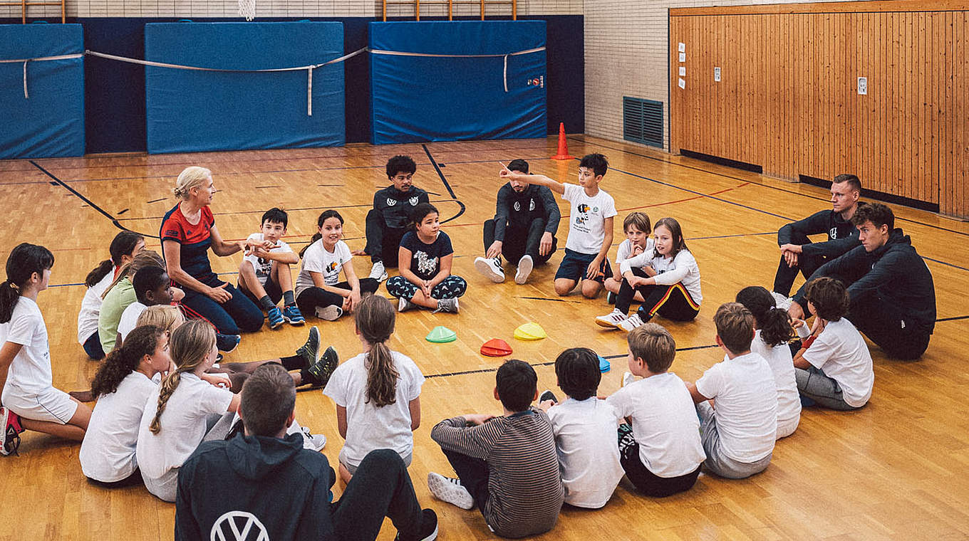 Die Nationalspieler hautnah: Sportstunde in der Grundschule © DFB | PHILIPPREINHARD.COM