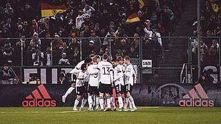 Aufgabe erfüllt: Die deutsche Mannschaft jubelt in Mönchengladbach ausgiebig © Philipp Reinhard