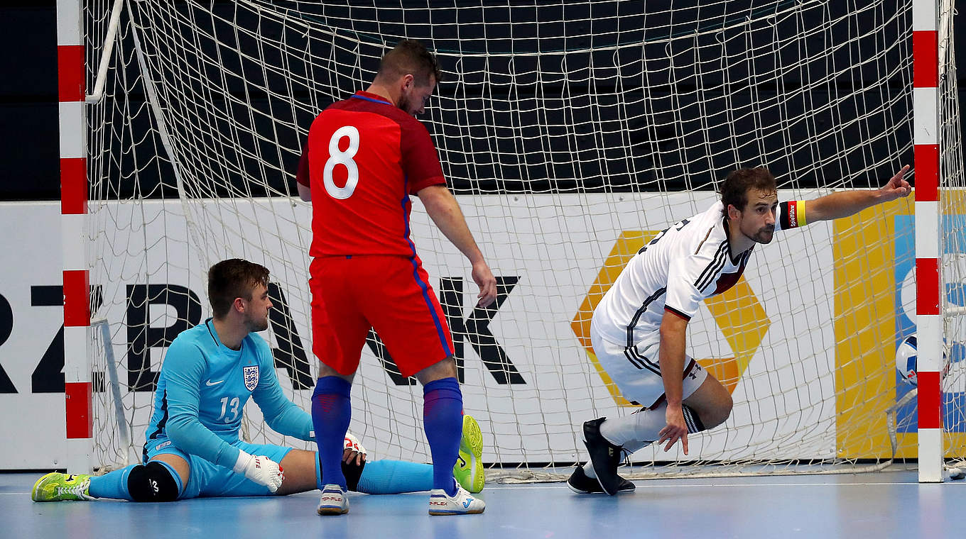 Historisch: Heinze (r.) erzielt 2016 das erste Tor für die Futsal-Nationalmannschaft © Getty-Images