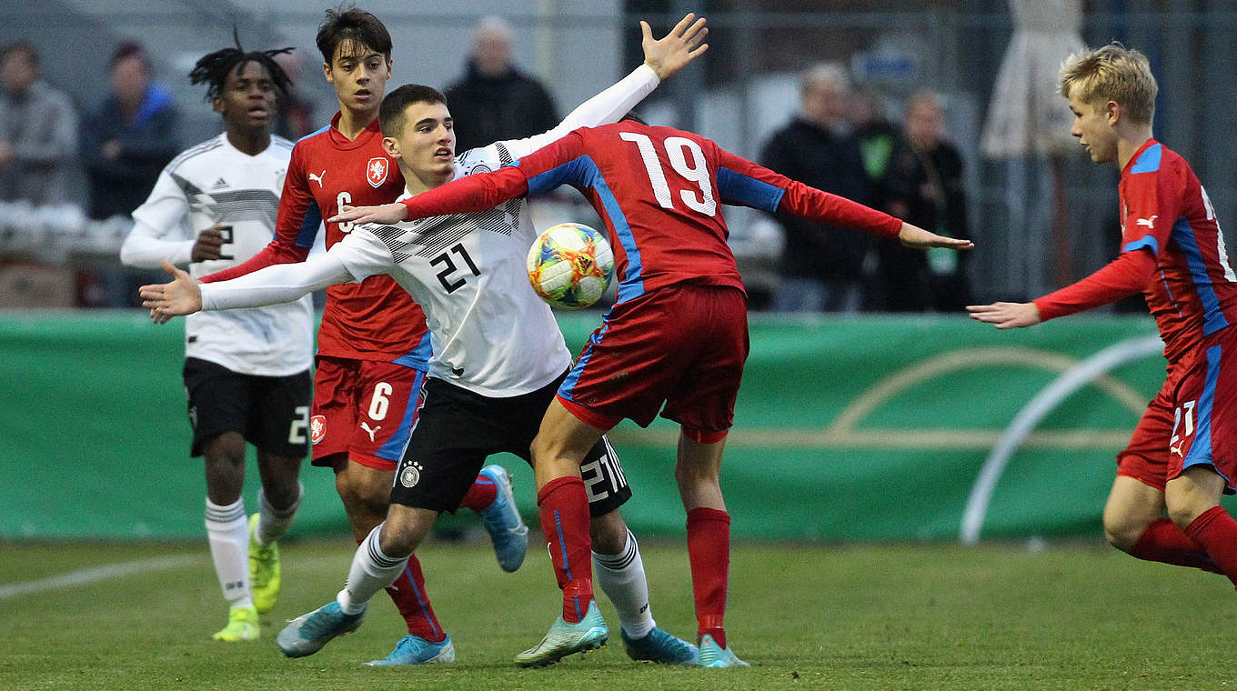 Markiert den Treffer zum 3:0-Endstand: Stürmer Kenan Hadziavic (l.v.) © Getty Images