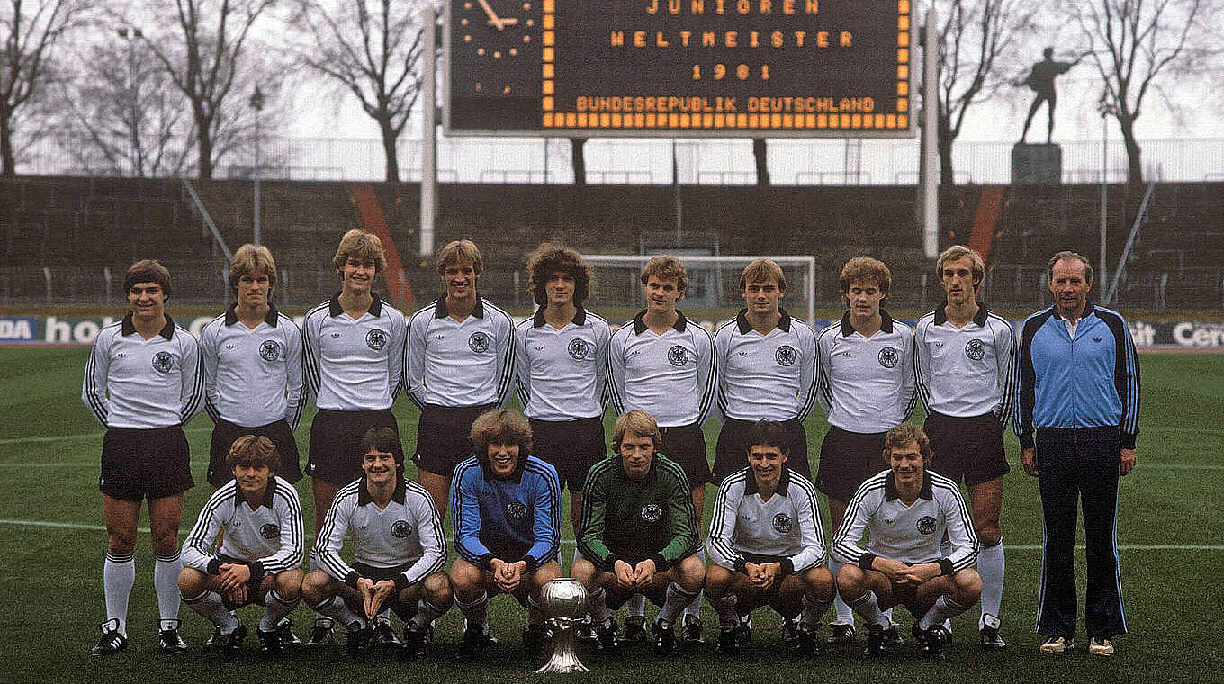 U 20-Weltmeister 1981: die DFB-Junioren mit Trainer Dietrich Weise (r.) © imago