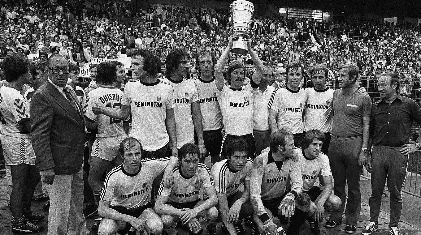 DFB-Pokalsieger 1975 mit Eintracht Frankfurt: Trainer Dietrich Weise (o.5.v.r.) © imago