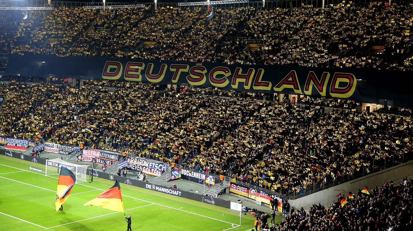 Können gegen Italien auch auf Stehplätzen dabei sein: Die Fans der Nationalmannschaft © Getty Images