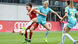 Im Pokalachtelfinale im Zweikampf: Jovana Damnjanovic (l.) und Lena Goeßling © imago images/foto2press