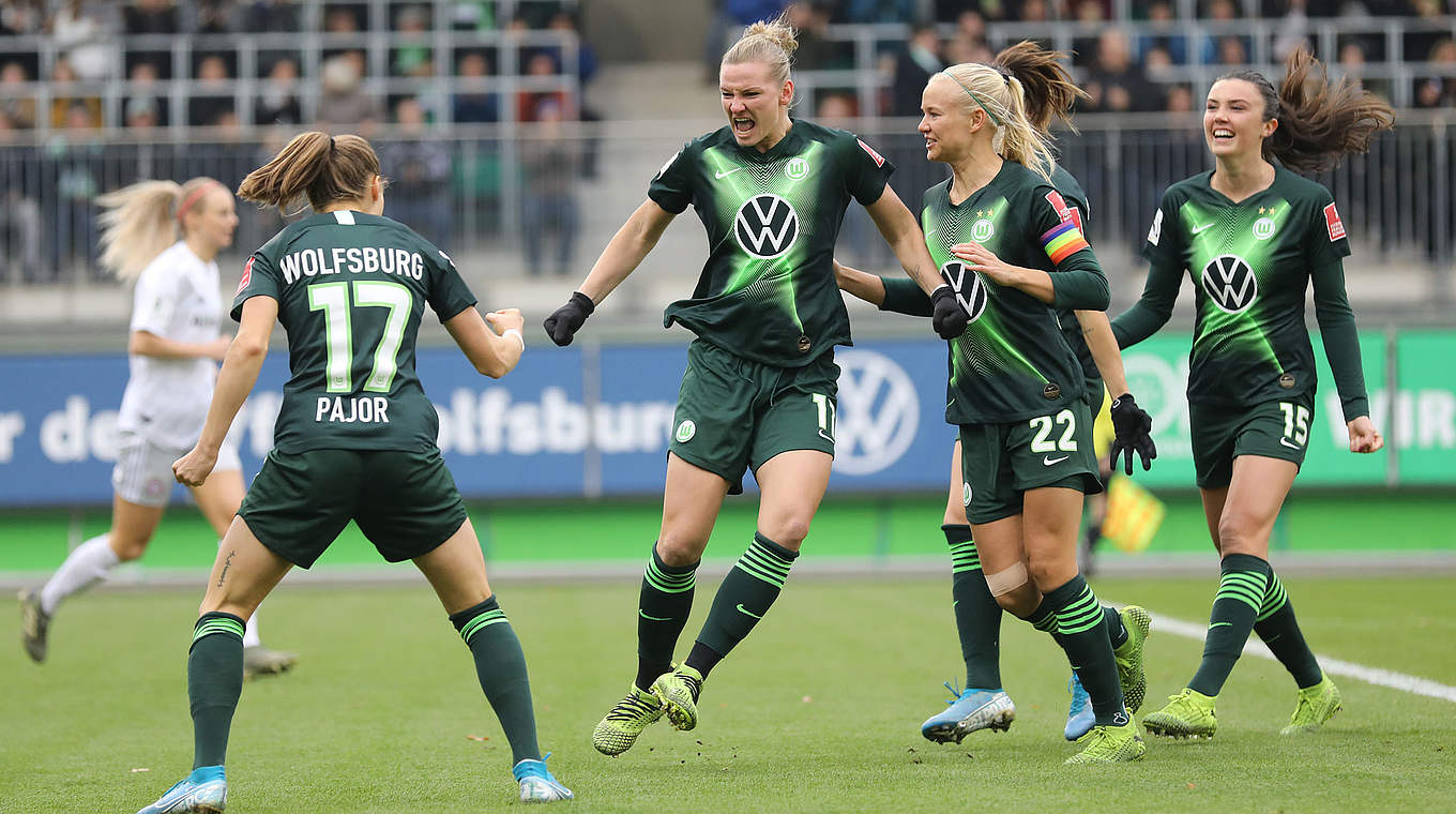 Wolfsburgs Alex Popp (M.): "Ein schönes Tor, aber wir hätten dann nachlegen müssen" © imago images/regios24