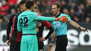 Von Referee Sascha Stegemann (r.) des Feldes verwiesen: Hertha-Keeper Rune Jarstein © GettyImages