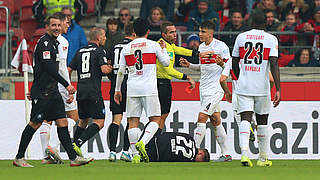 Von Schiedsrichter Tobias Stieler (3.v.r.) des Feldes verwiesen: Stuttgarts Kempf (2.v.r.) © GettyImages