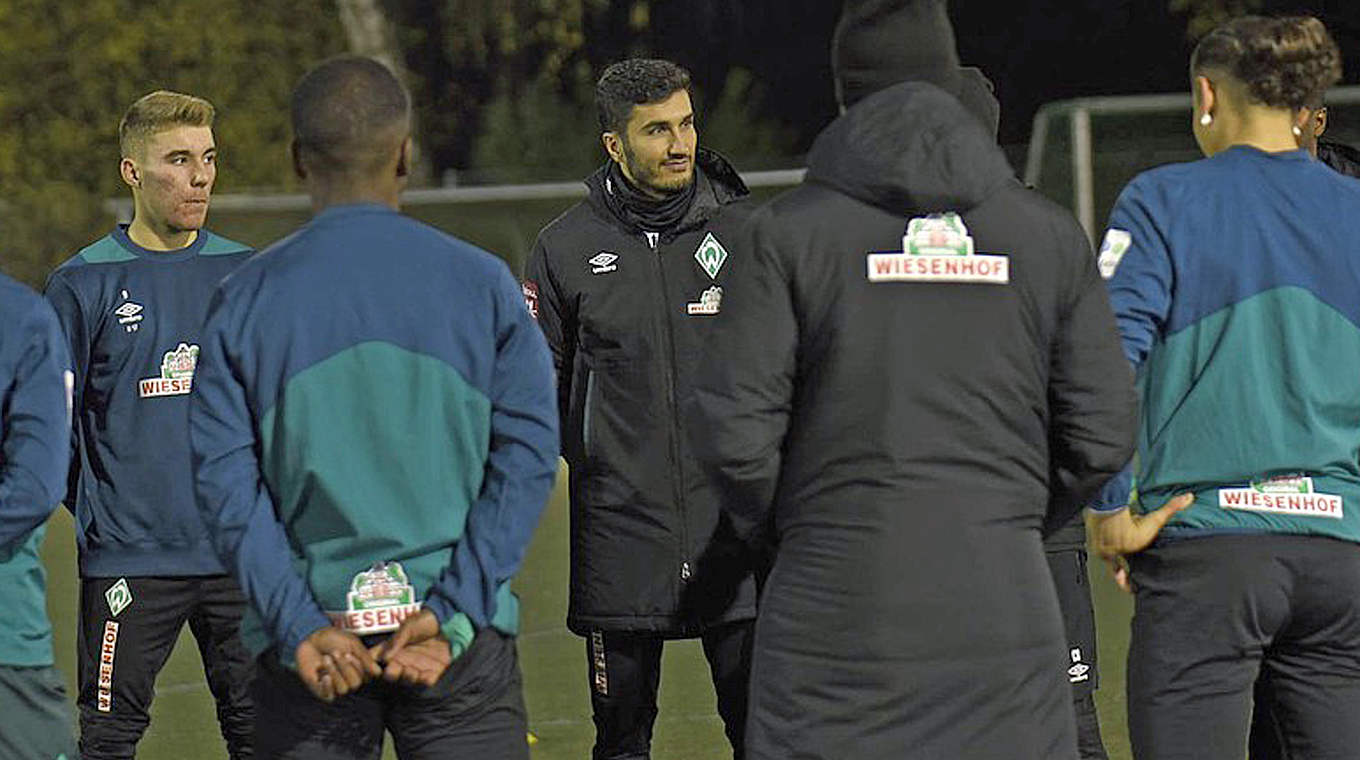 "Ich bin da, um zu lernen": Nuri Sahin (M.) bildet sich beim Werder-Nachwuchs fort © SV Werder Bremen