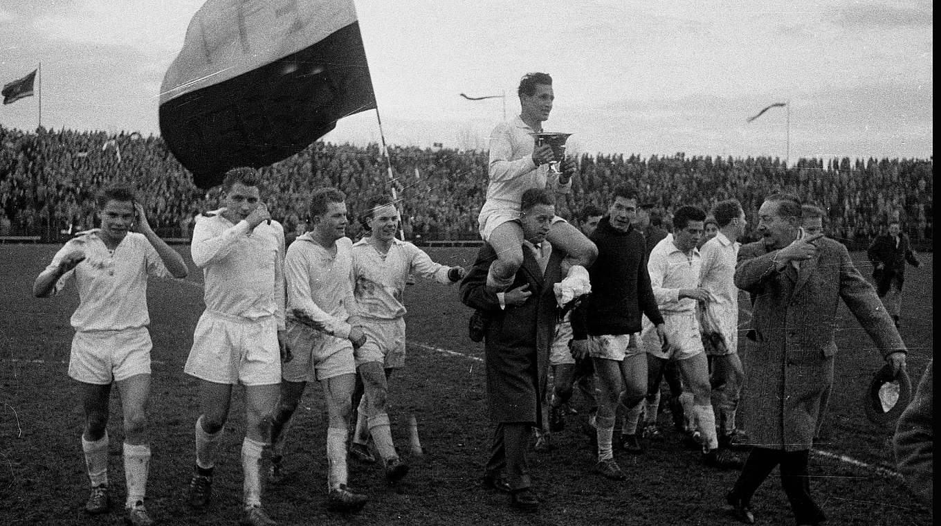 Einziger Pokaltriumph: Schwarz-Weiß Essen besiegt 1959 Borussia Neunkirchen 5:2 © imago/Horstmüller