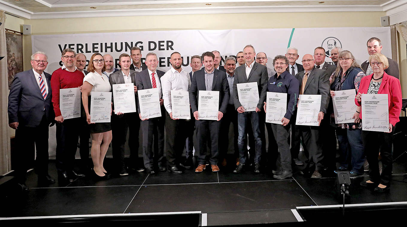 Feierliche Preisverleihung: Die Sepp-Herberger-Urkunde wird auch 2020 verliehen © DFB-Stiftung Sepp Herberger