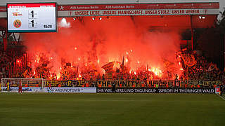 Sorgt bei Union gegen BVB für Spielunterbrechungen: Pyrotechnik der Zuschauer © imago images / Beautiful Sports