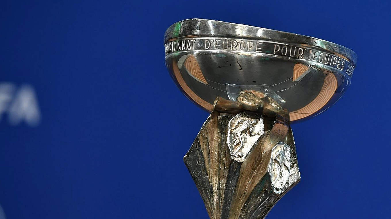 Das Objekt der Begierde: Der EM-Pokal der U 19 © UEFA/Sportsfile