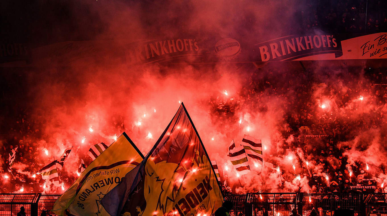 Auswärtsspiel beim BVB: Zuschauer im Gladbacher Block entzünden Pyrotechnik
 © imago/Jan Huebner