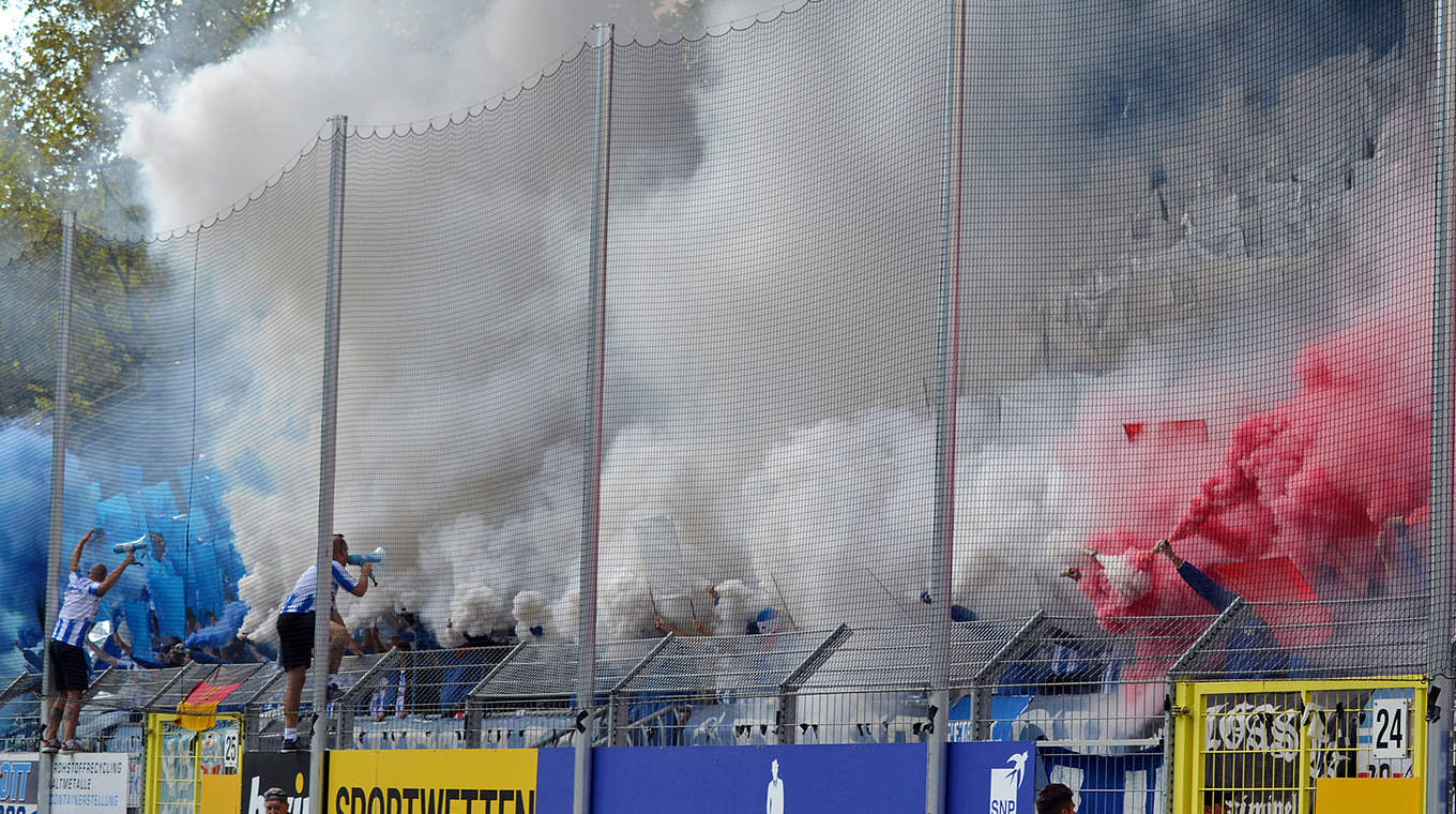 Spielunterbrechung: Zuschauer im Rostocker Block entzünden Pyrotechnik © imago images/Eibner