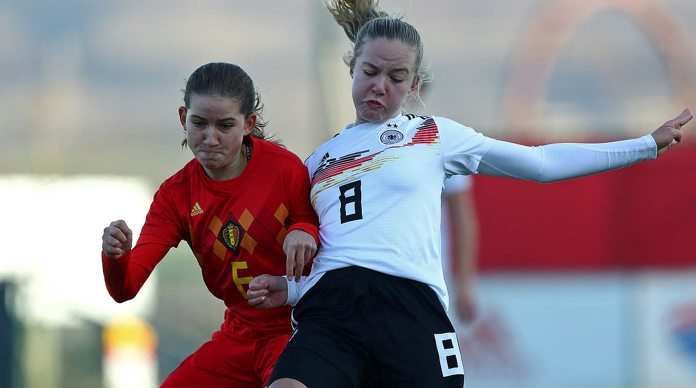 Zweikampfführung: Mathilde Janzen (r.) behauptet sich gegen die Belgierin Yara Tassens © 2019 Getty Images