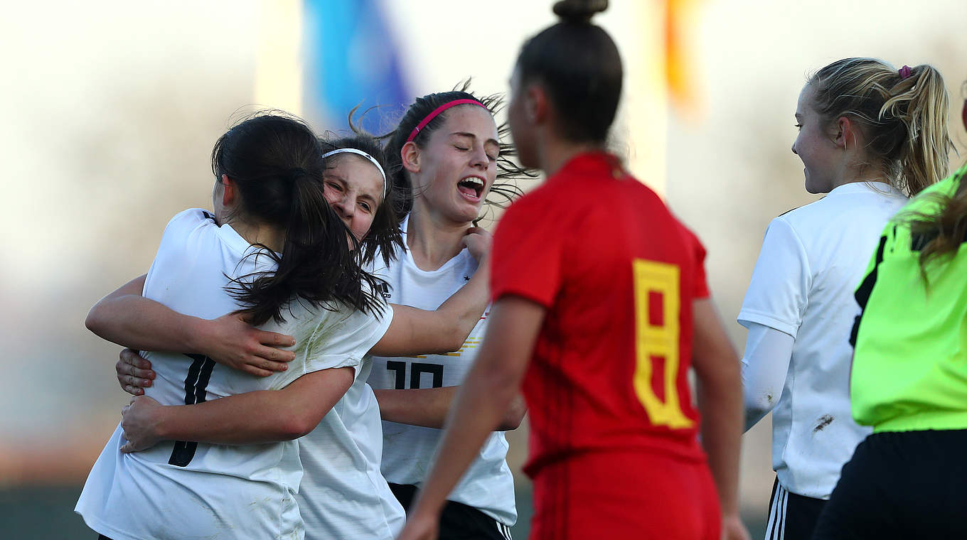 Jubel zum Jahresausklang: Die U 15-Juniorinnen feiern einen Sieg in Belgien © 2019 Getty Images