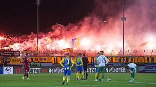 Spielunterbrechung in Münster: Braunschweiger Zuschauer zünden Pyrotechnik © imago images/Kirchner-Media