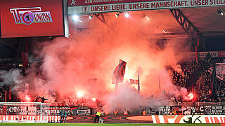 Spielbeginn verzögert: Zuschauer im Frankfurter Block entzünden Pyrotechnik © imago images/Bernd König