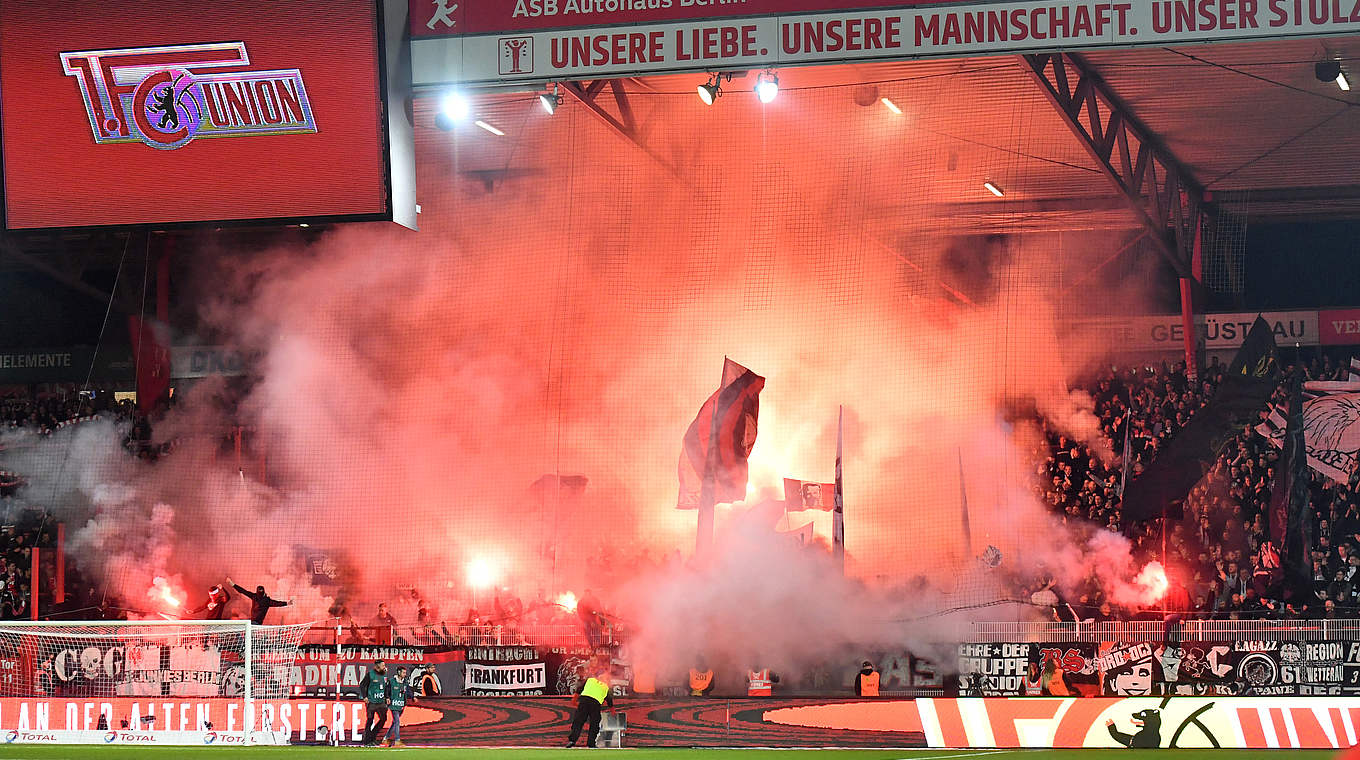 Spielbeginn verzögert: Zuschauer im Frankfurter Block entzünden Pyrotechnik © imago images/Bernd König